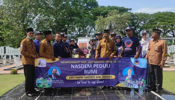 Peringati HUT ke-11, DPD Partai Nasdem Sragen Ziarah Makam Pahlawan dan Peduli Bumi