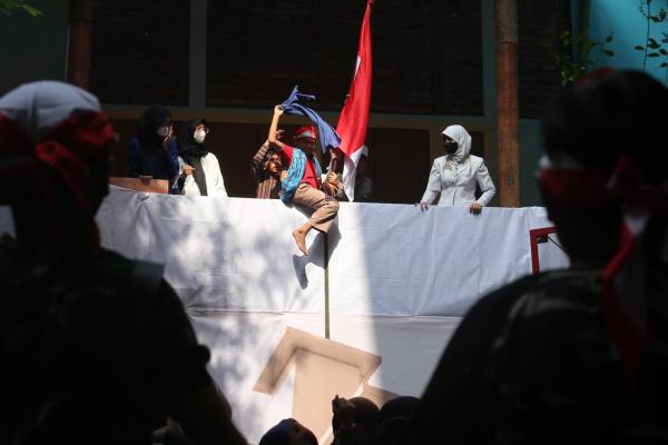 Dramatis, Pekik Takbir dan Merdeka Iringi Perobekan Bendera di SD Kreatif Muhammadiyah 16 Surabaya