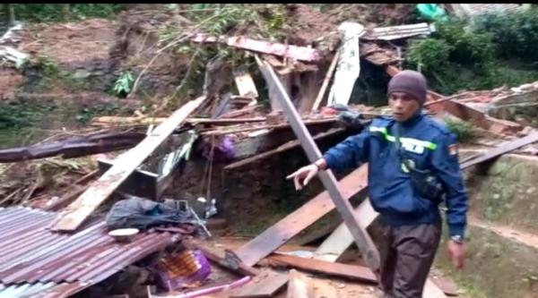 3 Rumah Milik Warga Tertimpa Longsor di Mamasa, 8 Orang Terluka!
