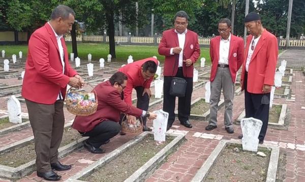 Peringati Hari Pahlawan, DPC IKADIN Sidoarjo Ziarah Makam Pahlawan hingga Tabur Bunga