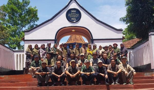 Peringati Hari Pahlawan, Pengurus dan Dewan Guru Ponpes Darussalam Ciamis Ziarah ke Makam Jambansari