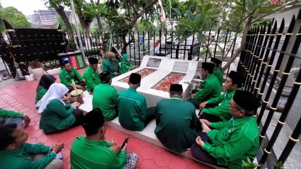 Hari Pahlawan, Kader PPP Surabaya Ziarah Makam Bung Tomo