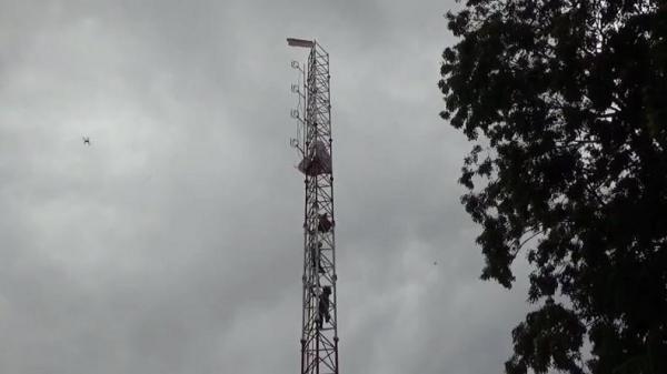Astaga, Sambil Bawa Bensin Pria di Sikka NTT Panjat Tower, Selama  2 Hari Tak Mau Turun