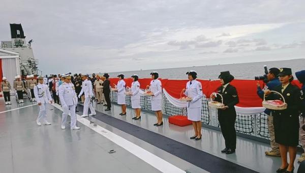 Peringati Hari Pahlawan, KSAL Pimpin Upacara Tabur Bunga di Atas Kapal KRI Semarang-594
