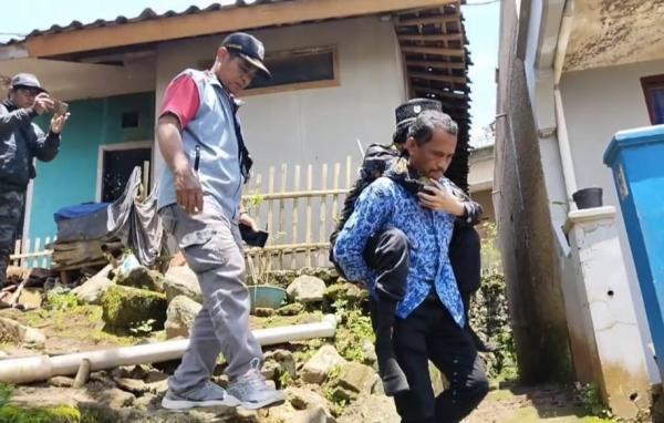 Aksi Heroik Perangkat Desa Samida Garut Gendong Disabilitas Untuk Perekaman E-KTP