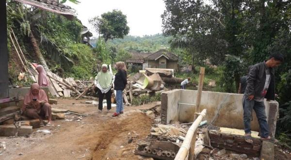 Diguyur Hujan Deras, 1 Rumah Warga di Banjarwangi Garut Terbawa Longsor