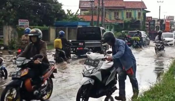 Banjir di Jalanan Cilegon Diduga Akibat Saluran Air Tersumbat