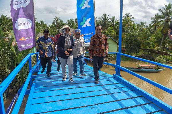 Jembatan dan Sarana Air Bersih di Desa Talang Lubuk Banyuasin Resmi di Buka Presiden XL