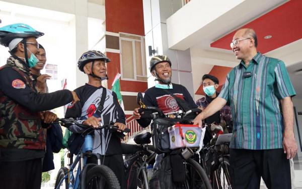 Ribuan Kilometer Gowes, Pesepeda Muktamar Ini Dapat Kejutan di UM Surabaya