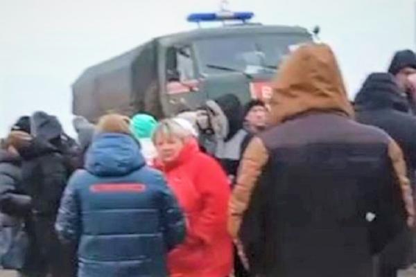 Emak-emak Ngamuk Ancam Cabik-Cabik Komandan Rusia, Ini Penyebabnya