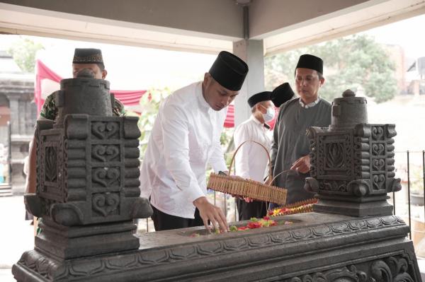 Rayakan Hari Jadi Ke 729 Kabupaten Tuban, Bupati Lakukan Ziarah  Makam Leluhur