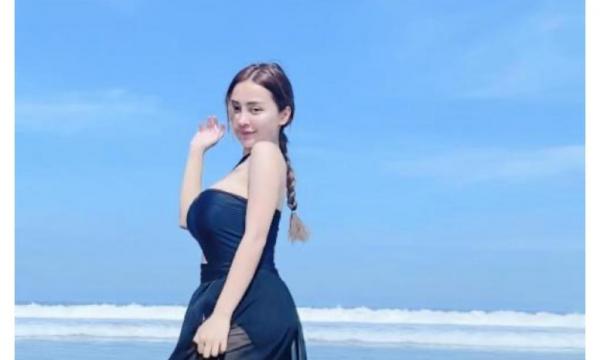 Potret Seksi Cupi Cupita di Pantai, Netizen: Makin Hot