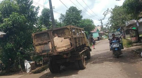 Prihatin! Mobil Angkut Sampah Milik Dinas Pemkab Pandeglang Rusak dan Tak Terawat