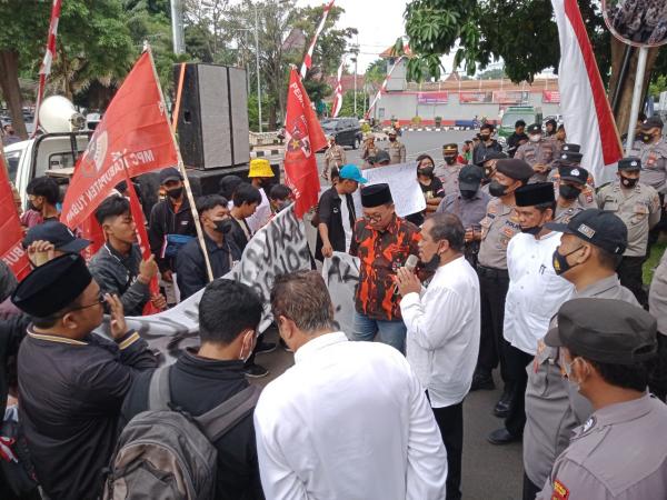 Unjuk Rasa Aliansi Masyarakat Peduli Tuban, Sebagai Kado Hari Jadi Tuban