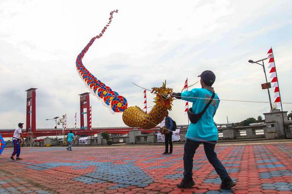 Momen Adu Skill Pegiat Layang-layang pada Festival di Benteng Kuto Besak Palembang