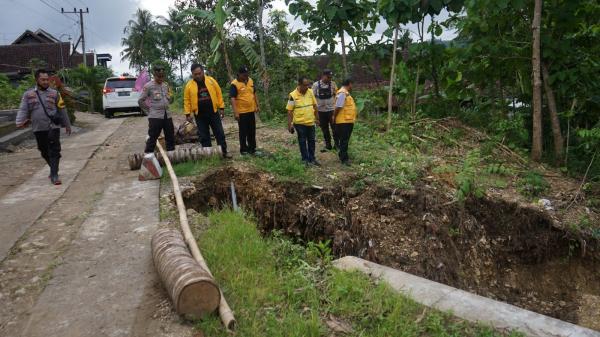 Ketua DPD Golkar Sarmuji Salurkan Bantuan Ribuan Sembako Untuk Korban Bencana Alam di Jawa Timur