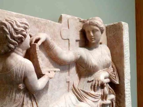 Patung Yunani Kuno Pegang Laptop jadi Perdebatan Arkeolog, Begini Penampakannya