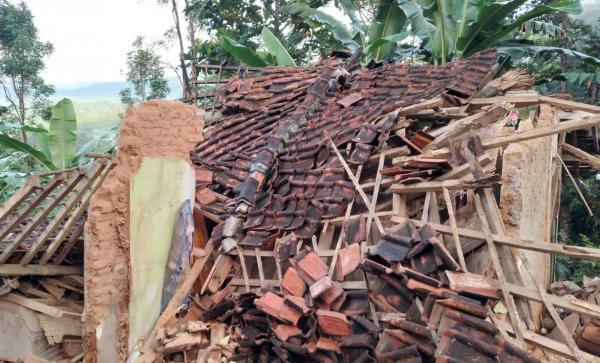 Satu Rumah di Cisompet Garut Runtuh, Diduga Akibat Gempa Berkekuatan M 5,3