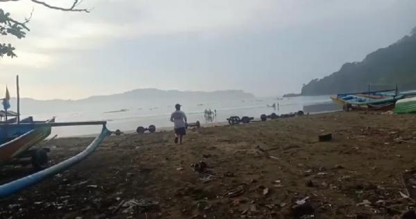 Dua Nelayan Banyuwangi Disambar Petir di Teluk Pantai Rajekwesi, Satu Hilang dan Lainnya Luka Bakar