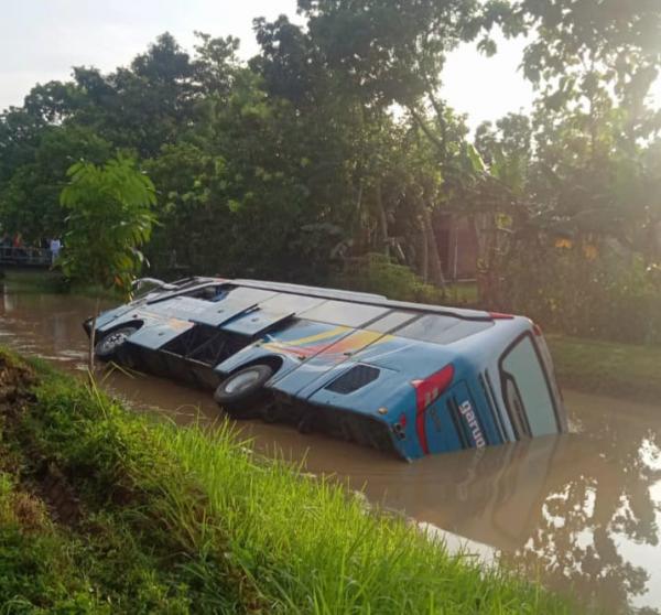 Gagal Salip Truk, Bus Garuda Mas Nyemplung Sungai di Godong Grobogan