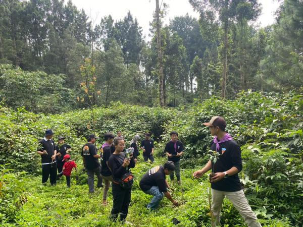 Ratusan Anggota Mapala Fapet Unsoed Tanam Pohon di Baturraden