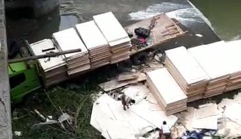 Kesulitan Melewati Tanjakan, Truk Tronton Pengangkut Triplek Terjun ke Sungai Glagah Tonjong