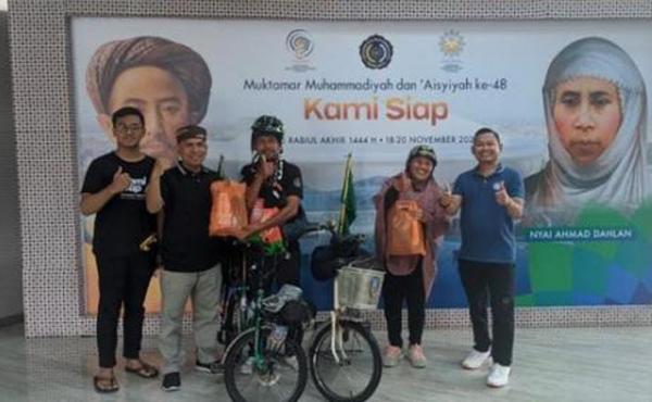 Kisah Pasutri Gowes Sejauh 300 Km Demi Hadiri Muktamar di Solo, Kaki Sempat Kram