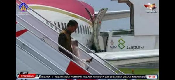 Hadiri KTT G20 Bali, Ibu Iriana Terpeleset di Tangga Pesawat Indonesia One