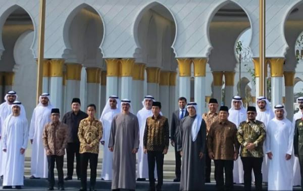 Resmikan Masjid Raya Sheikh Zayed di Solo, Jokowi dan Presiden UEA Tanam Pohon Sala