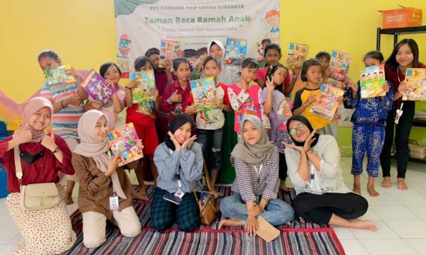 Keren! Organisasi Mahasiswa FISIP Untag Surabaya Buat Tempat Baca Ramah Anak