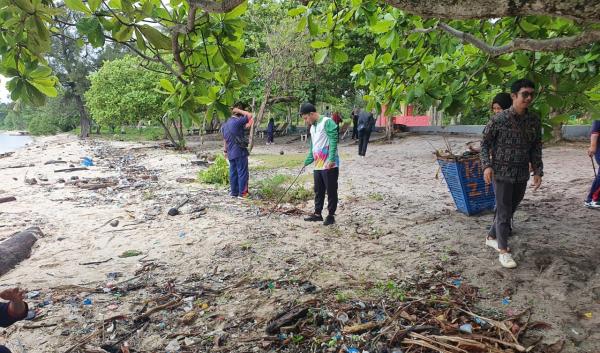 Dukung Pariwisata, Kajari Bangka Selatan dan Staf Bersih-bersih Pantai Tanjung Kerasak