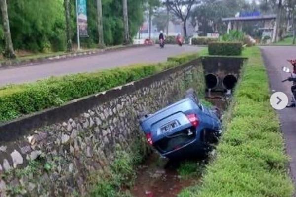 Honda Jazz Nyemplung di Kali Serpong Paradise Tangsel, Sopir Mengantuk Paksakan Nyetir