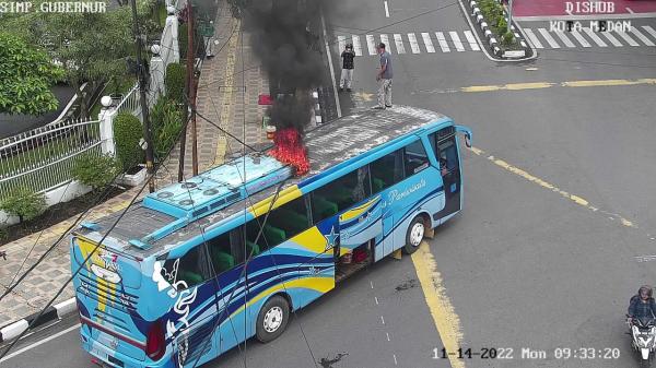 Tersangkut Kabel PLN, Bus Pariwisata Terbakar di Simpang Rumah Dinas Gubernur Sumatera Utara