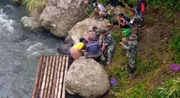 Bantu Cari Anggota TNI yang Hilang di Sungai Maiting, Warga Gelar Ritual Adat Korbankan 1 Ekor Babi