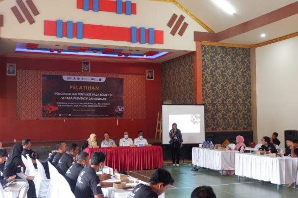 Hadirkan Doktor Ahli dari Bogor, Mahasiswa IPB Adakan Pelatihan Pengendalian Penyakit Koi di Blitar
