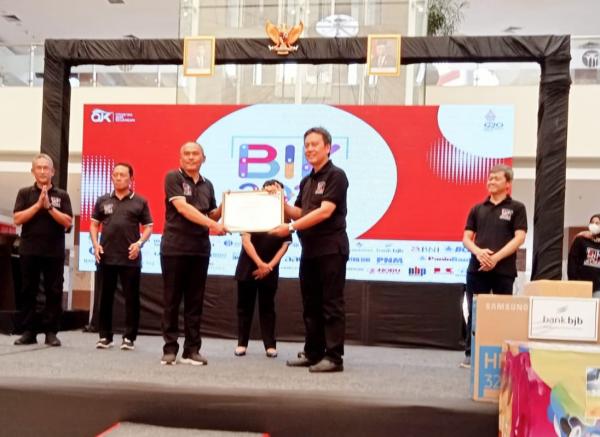 Sukseskan BIK 2022, Bupati Nina Raih Penghargaan dari OJK Cirebon