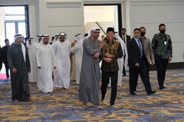 Momen Akrab Jokowi dan Presiden UEA lalu Salat di Masjid Sheikh Zayed Solo