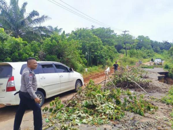 Polisi Imbau Warga Berhati-hati saat Melintasi Abrasi Desa Selolong
