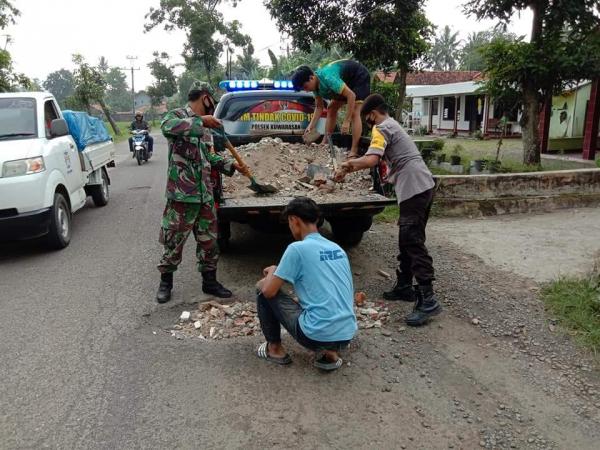 TNI dan Polri Tambal Jalan yang Rusak di Kuwarasan Kebumen