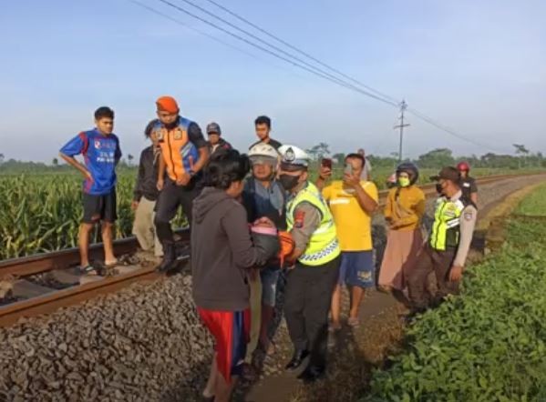 Ajaib Tubuh Masuk Kolong, Perempuan di Blitar Selamat usai Ditabrak Kereta Api