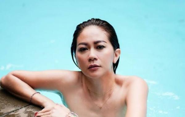 Wow, Potret Seksi Tante Atien di Kolam Renang Bikin Netizen Melongo