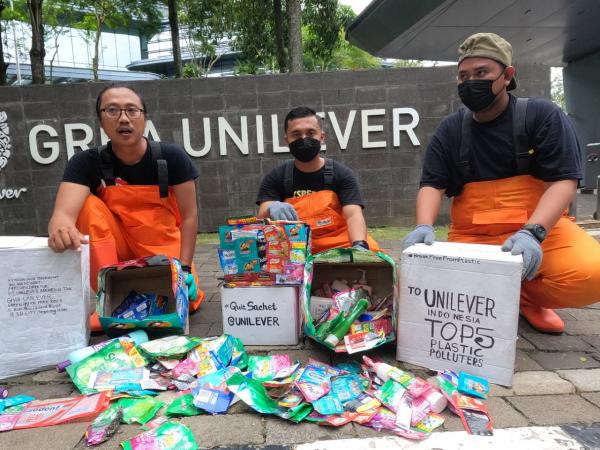 Tim Ekspedisi Sungai Nusantara Datangi Unilever, Serahkan Sampah Sachet