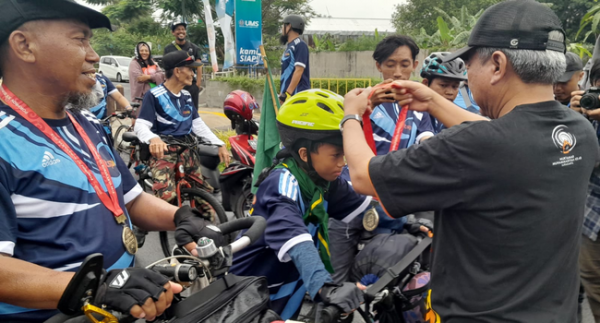 Kayuh Sepeda dari Kalimantan, 8 Penggembira Muktamar Muhammadiyah Disambut Kalungan Medali