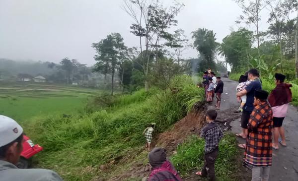 Tak Kuat Menanjak, Satu Truk Bermuatan Kayu Masuk Jurang di Jalan Surapati – Tasikmalaya