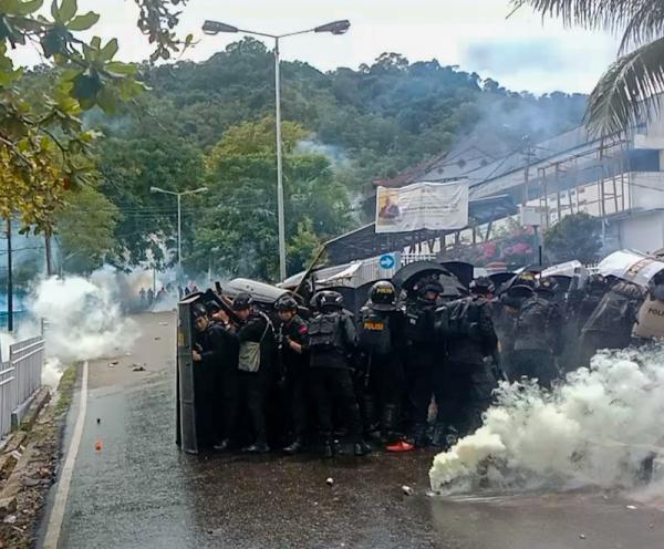 Aksi Demo Mahasiswa di Jayapura Berakhir Ricuh, 7 Mahasiswa Diamankan Aparat, 2 Polisi Terluka