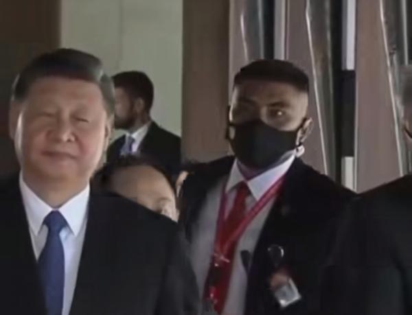 Momen Pengawal Xi Jinping Dihadang Paspamres