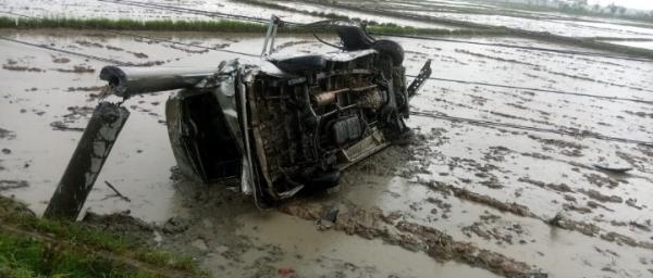 Jalan Licin Toyota Hiace Tergelincir Hingga Tabrak Tiang Listrik dan Terjun Bebas Kesawah di Aceh