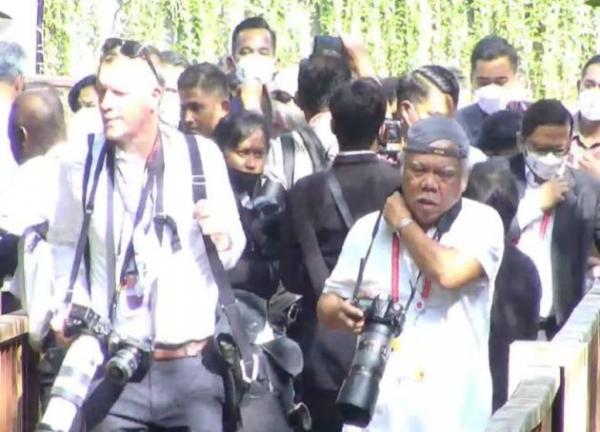 Menteri Basuki Hadimuljono Mendadak Jadi Fotografer di Bali, Sandang Kamera Besar dan Topi Terbalik