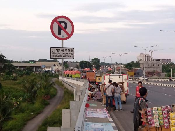Truk Tronton Pengangkut Tanah Menghiasi Jembatan Bogeg, Pengguna Jalan: Dishub Banten Mandul