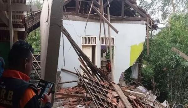 Sungai Cikarang Meluap, Rumah Warga di Kabupaten Bekasi Roboh Digerus Arus Air